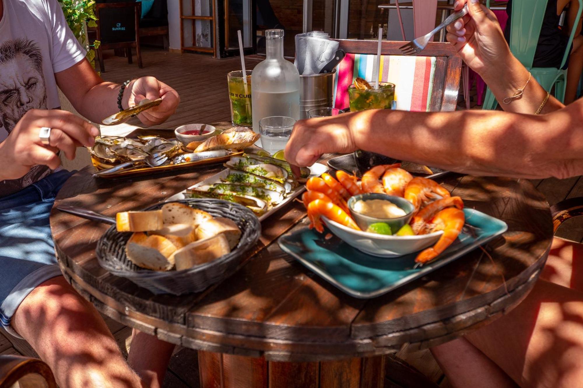 גרואיסאן Sunrise Beach Hotel מראה חיצוני תמונה